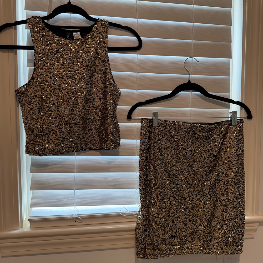 Gold Sequin Set⭐️🎭🎤👑 Crop Top and Skirt Set - great condition!